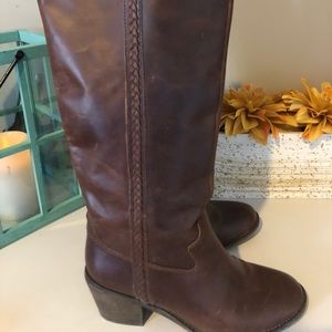 Boots with braiding on the side